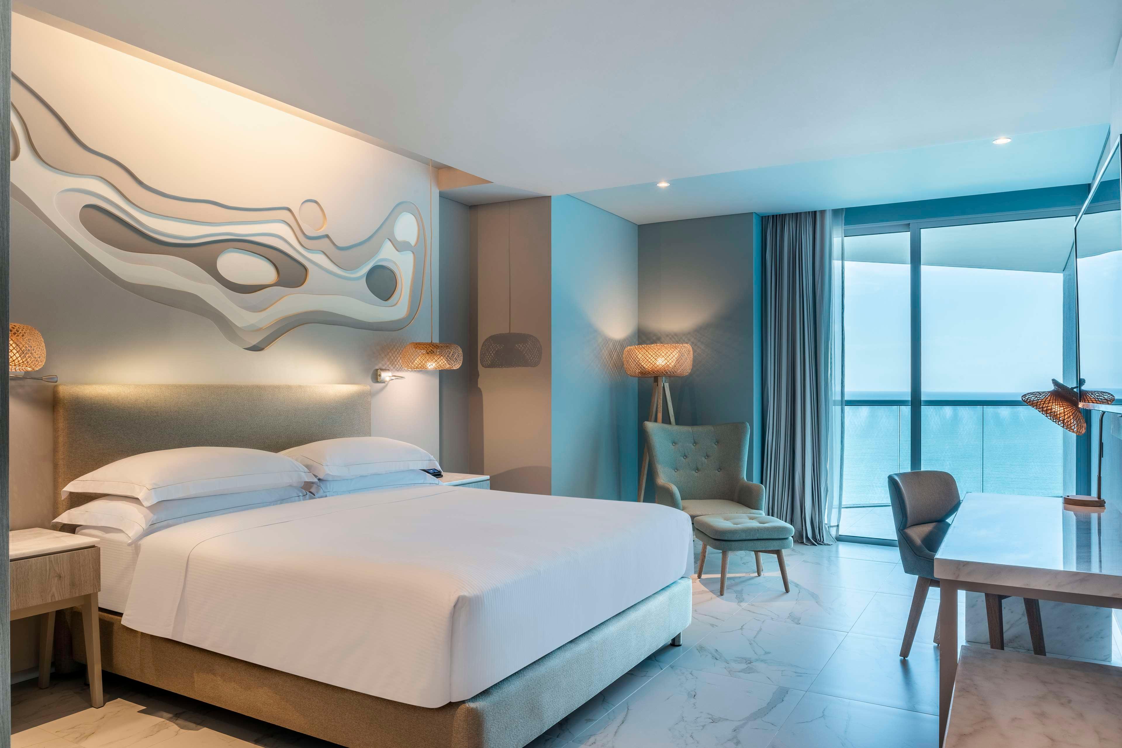 SUITE, KING BED, OCEAN FRONT, SOFA, BALCONY