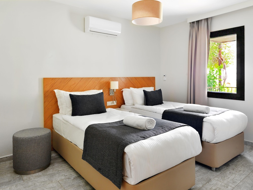 2 BEDROOMS, EXECUTIVE, SUITE, GARDEN VIEW
