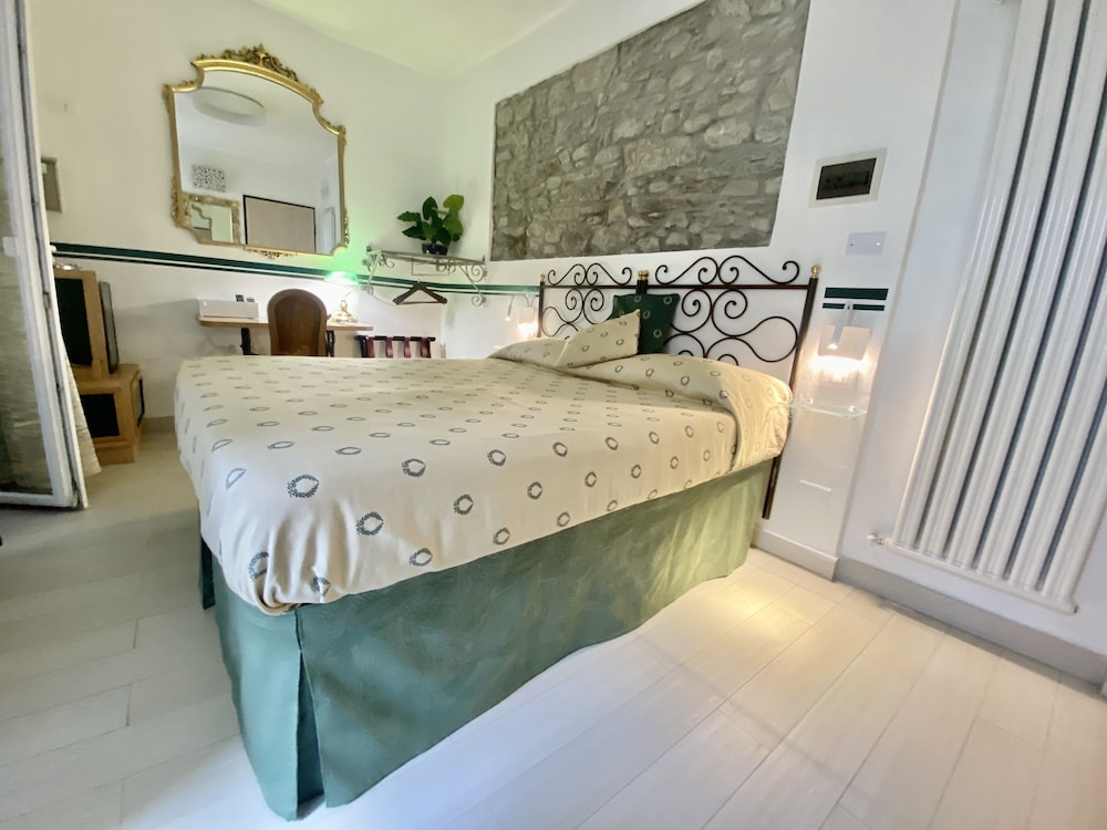 SUPERIOR, KING BED, VINEYARD VIEW