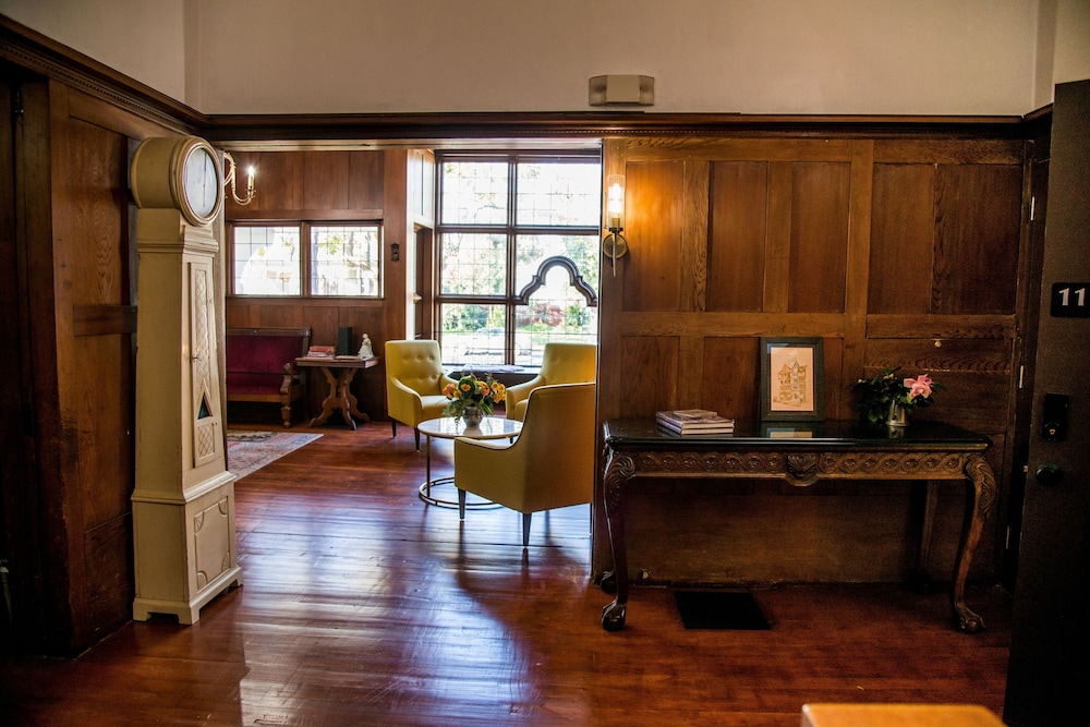 Cedar Gables Inn 53/68