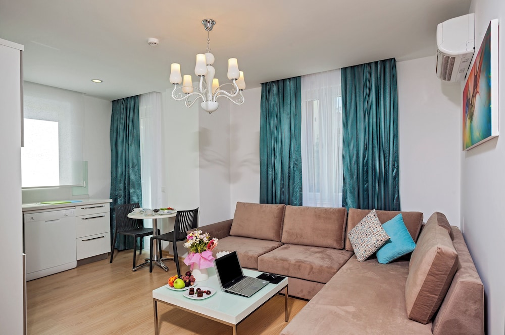 The Room Hotel & Apartments 42/63