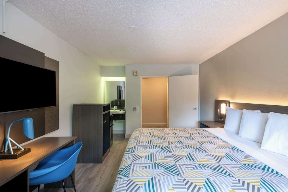 Standard, 2 Double Beds, Motel6 Charlotte, NC - Coliseum 3/5