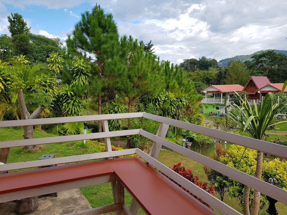 Ban Mae Resort 18/30