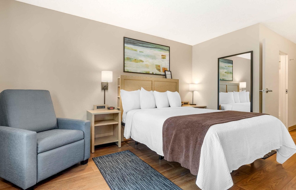 STUDIO, QUEEN BED
