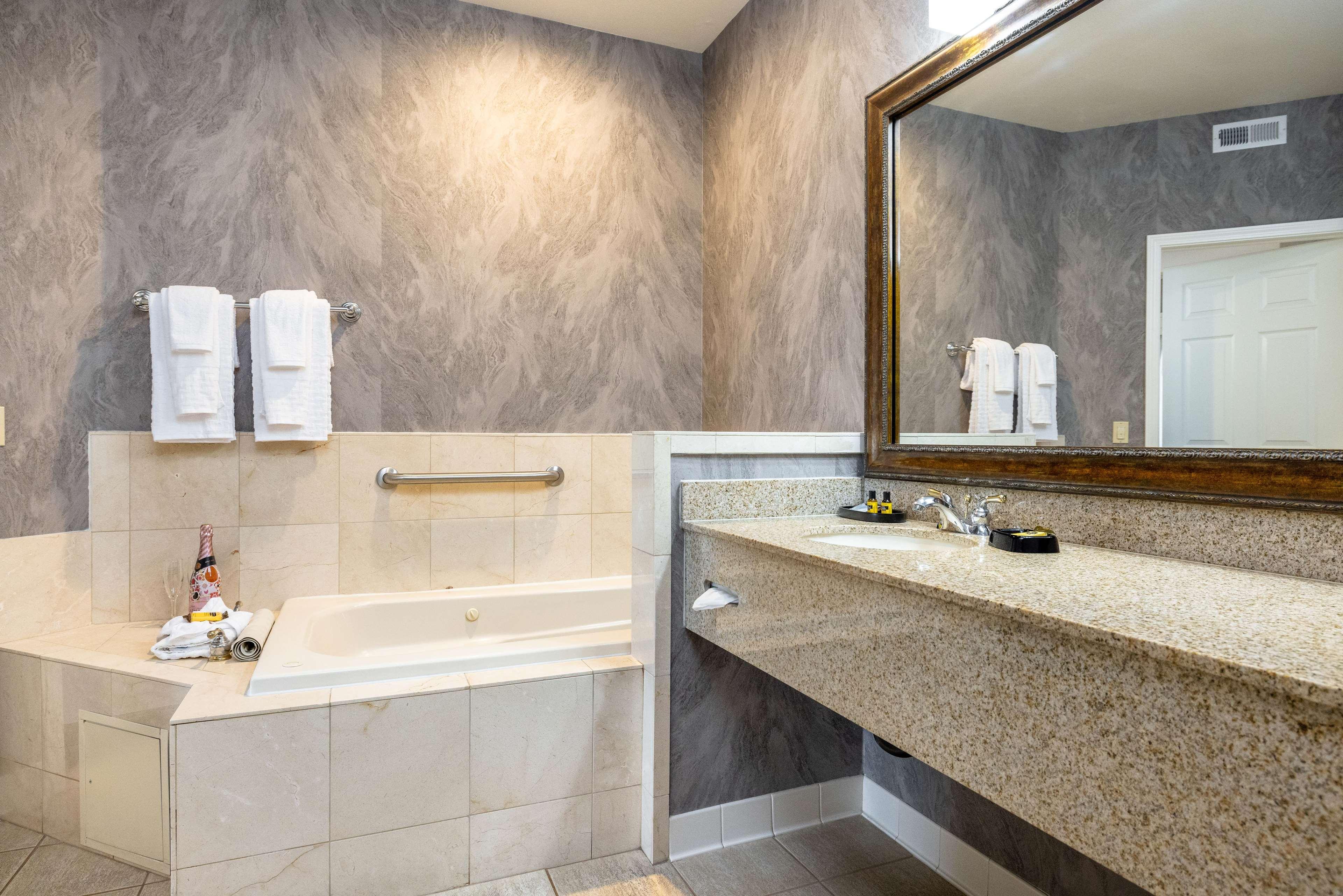 جناح بسرير كينج، Best Western Plus Dixon Davis 8/9