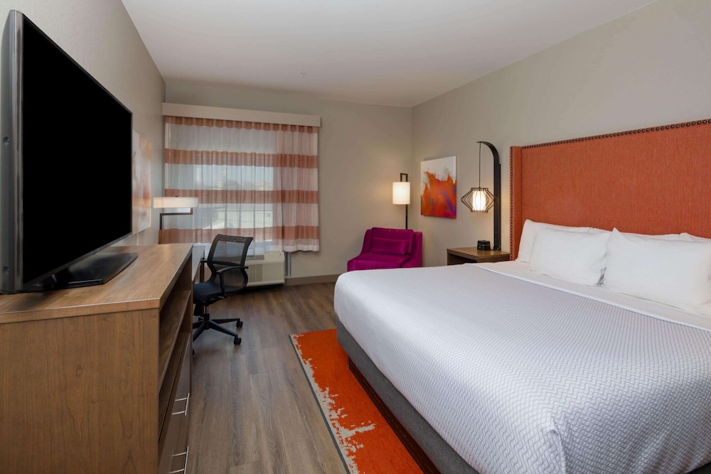 La Quinta Inn and Suites by Wyndham Perry 10/32
