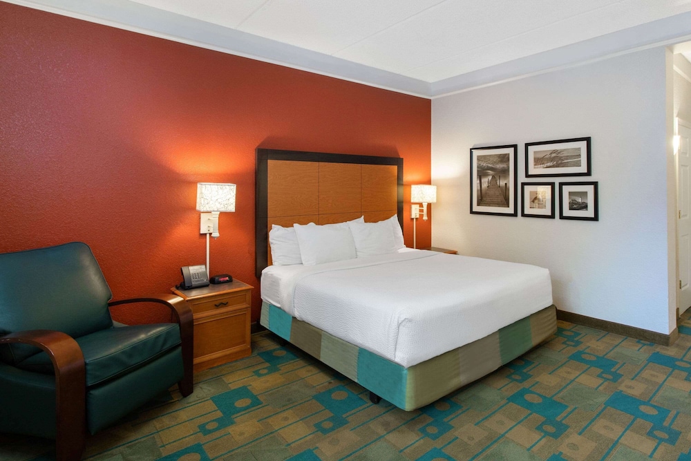 La Quinta Inn & Suites by Wyndham Jacksonville Butler Blvd 27/55
