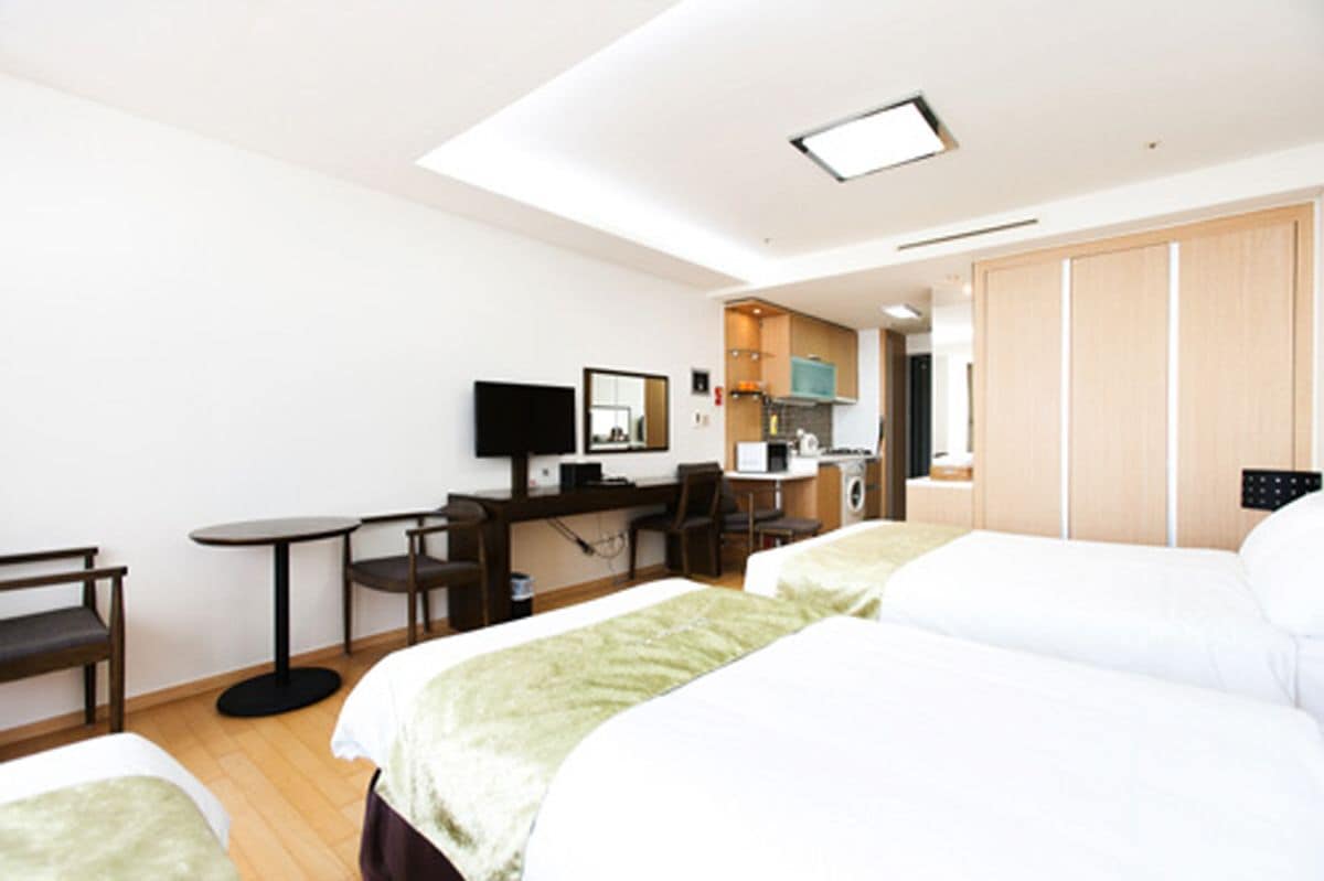 DELUXE, FAMILY, TWIN BEDS, KITCHEN