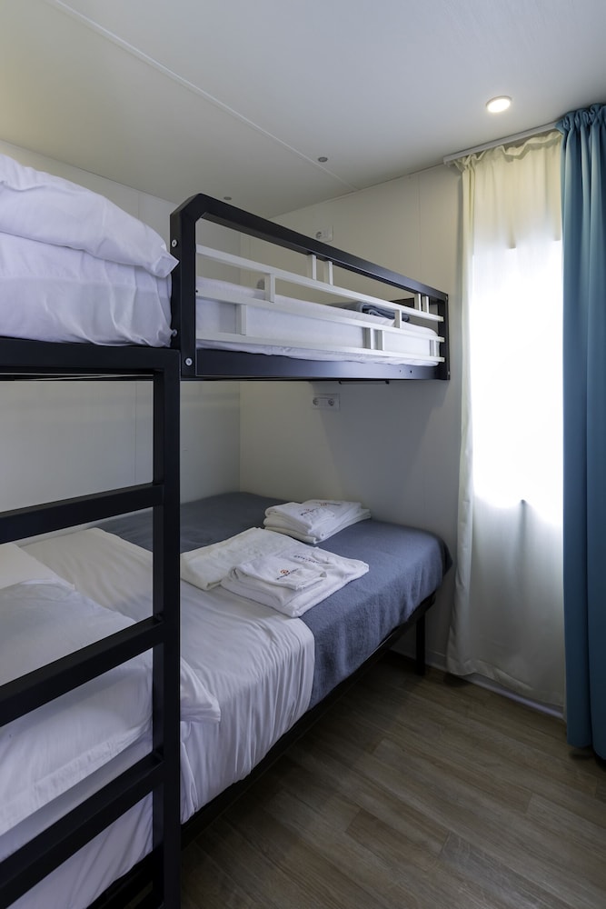 Mobile Home, Luxury, 1 Queen and 1 Single Bed
