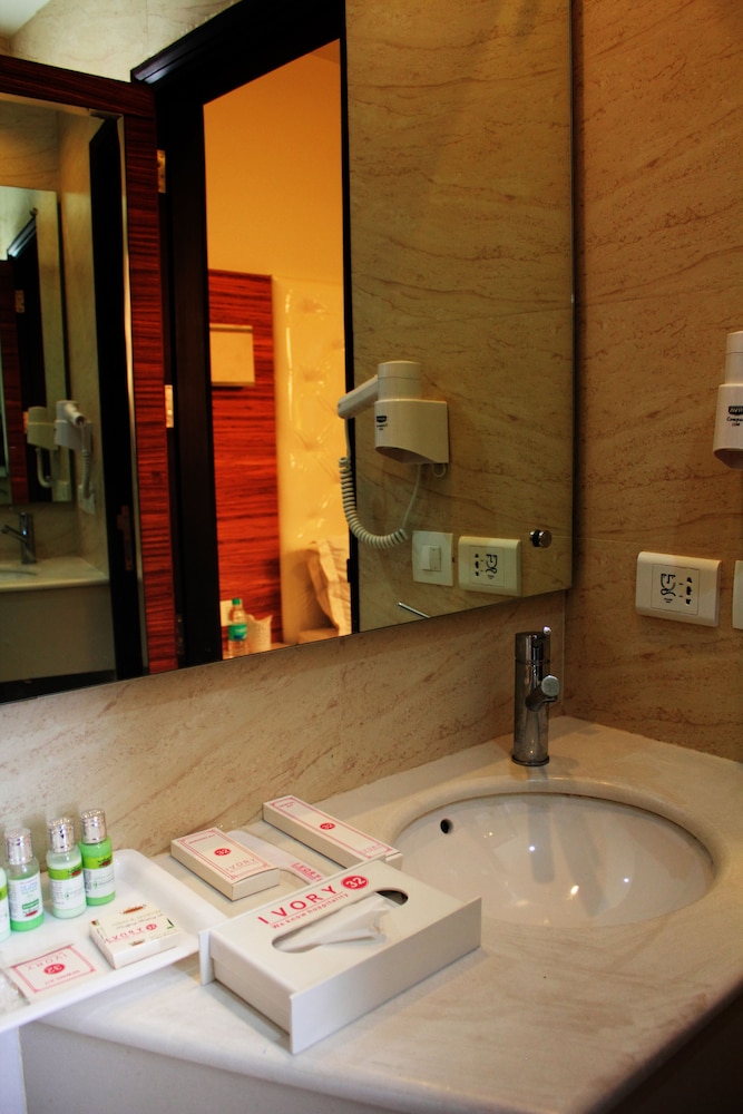 Hotel Ivory 32 27/63