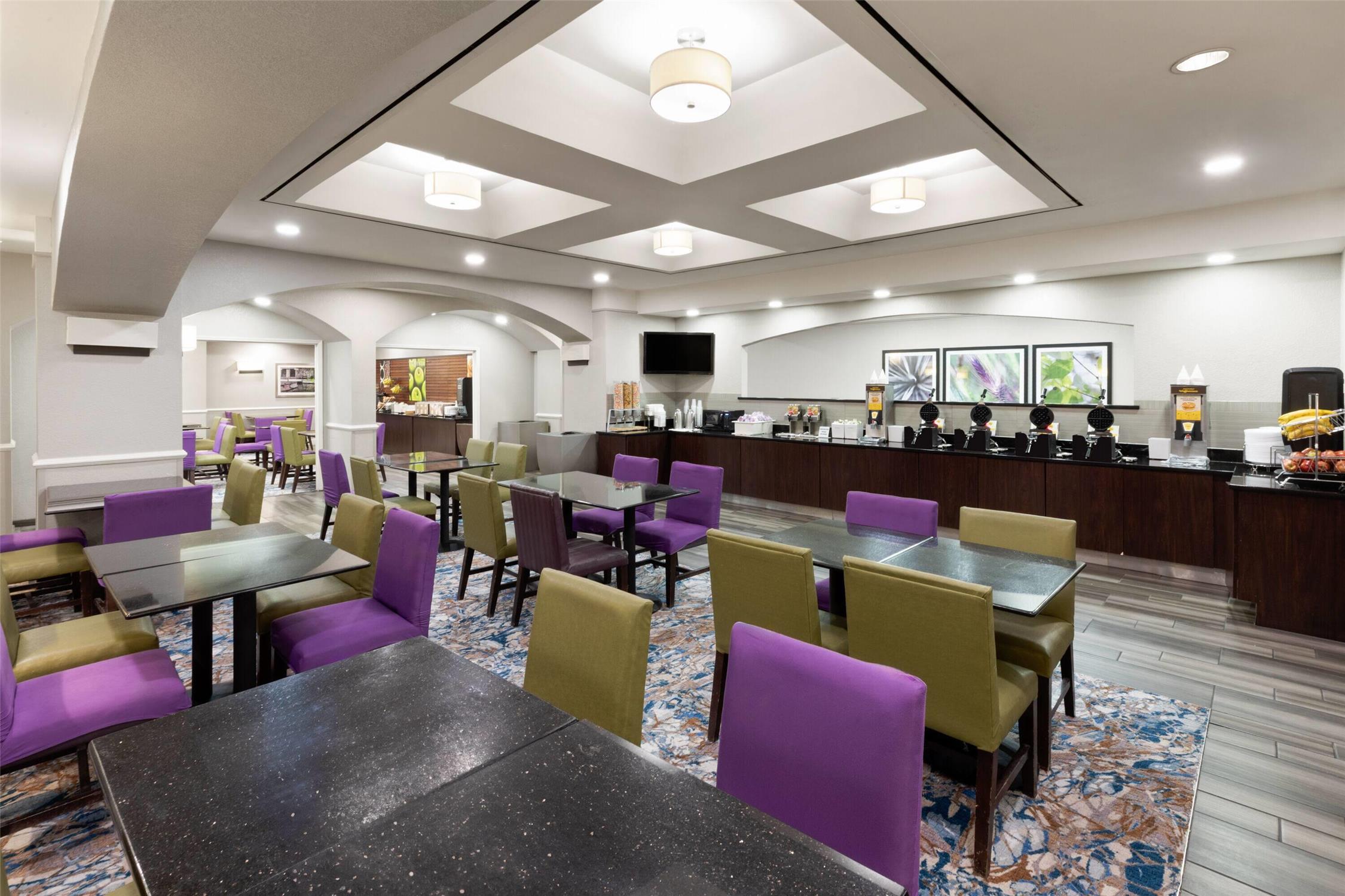 La Quinta Inn & Suites by Wyndham San Antonio Airport 41/63