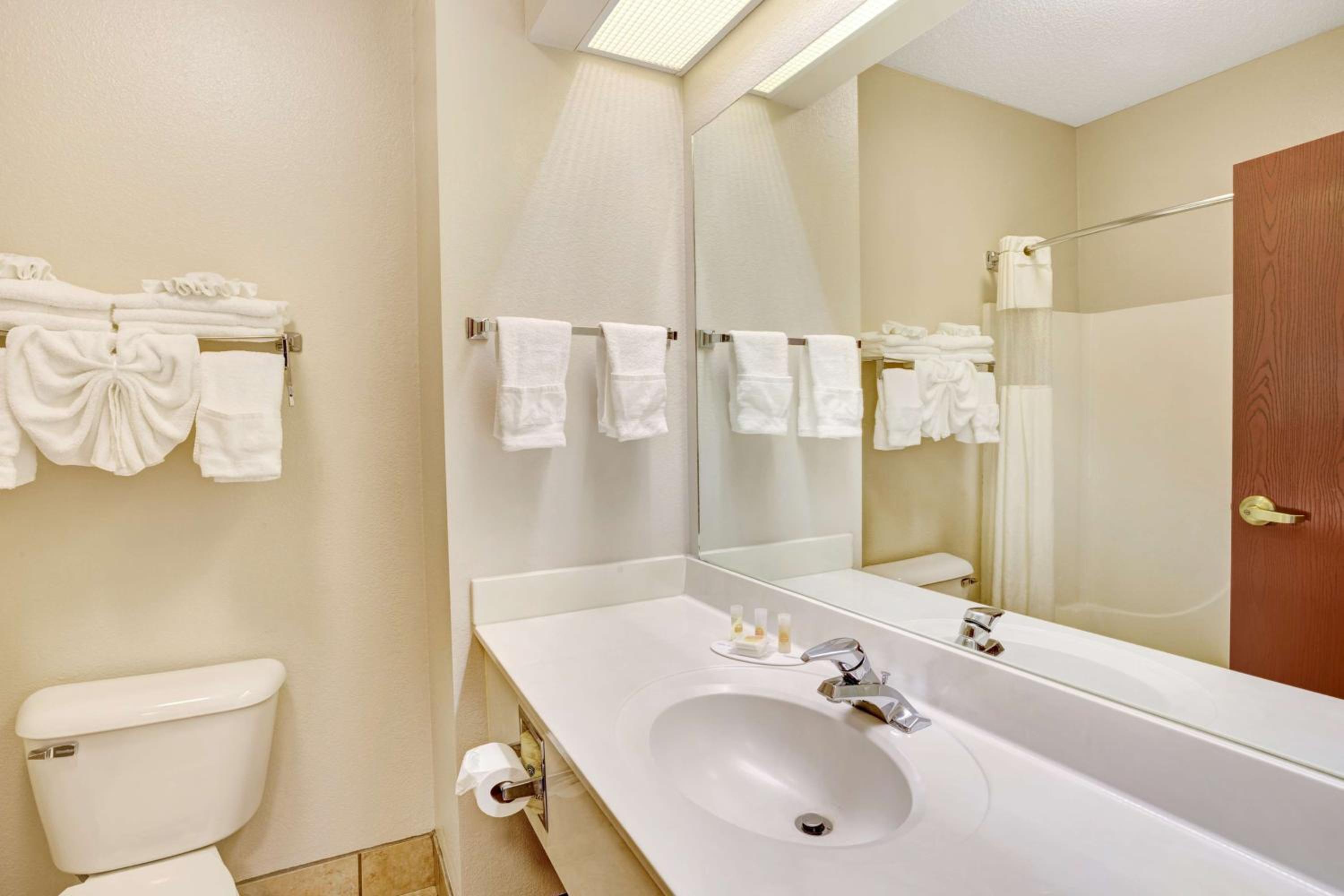 جناح استوديو بسرير كينج، Days Inn & Suites by Wyndham Louisville SW 7/9
