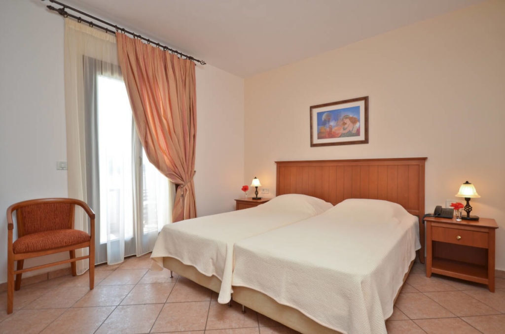 غرفة تنفيذية بسرير مزدوج