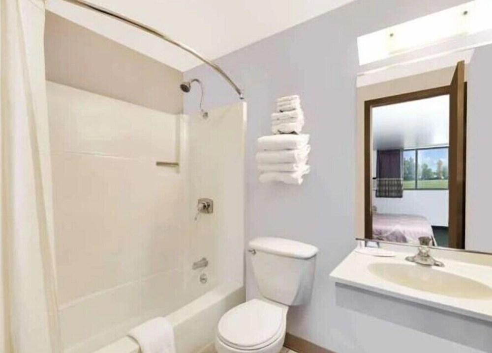 غرفة حصرية بسرير كوين وسرير بطابقين، Fairbridge Inn And Suites 2/2