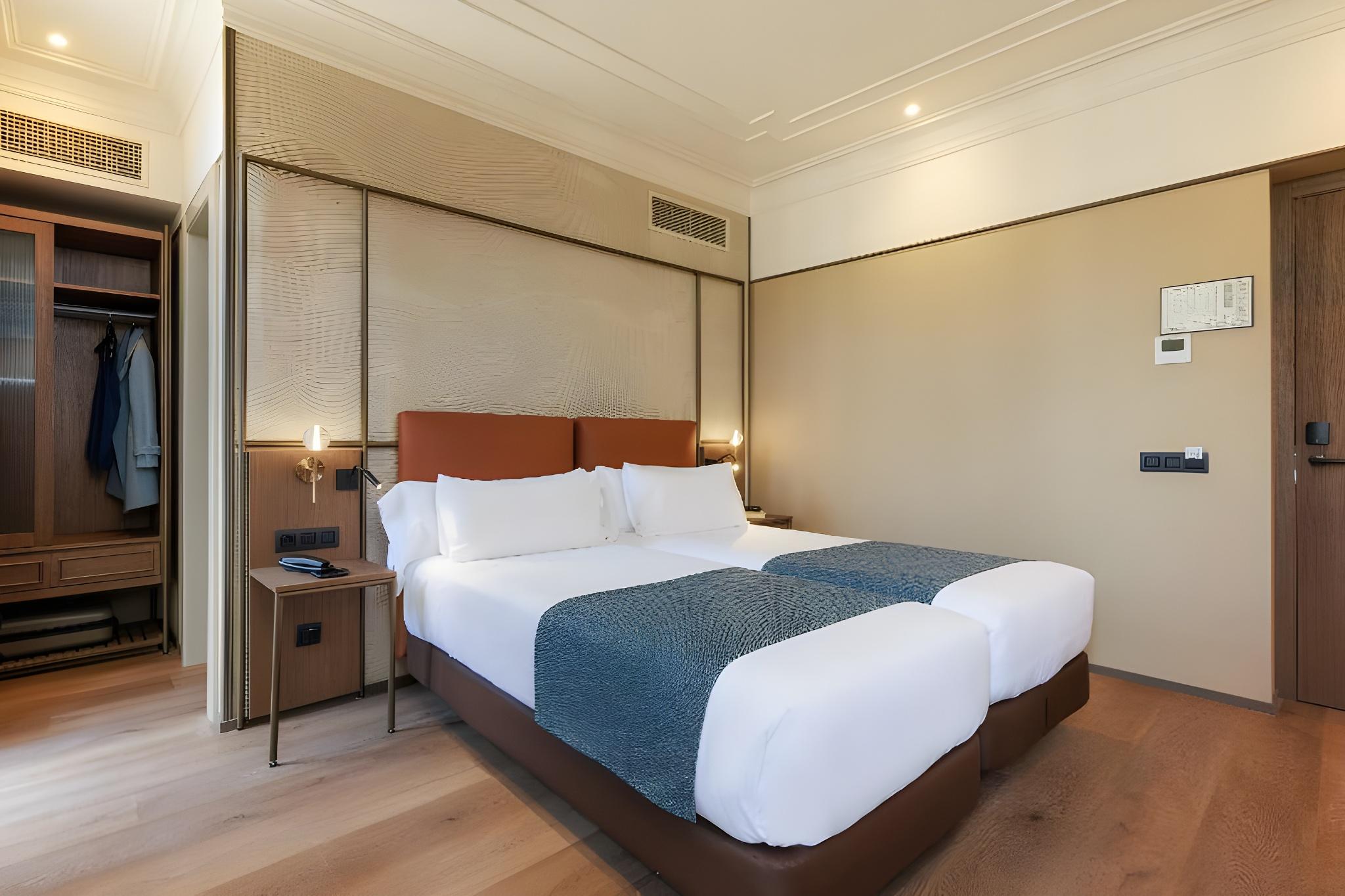 Room, Double or Twin Bed