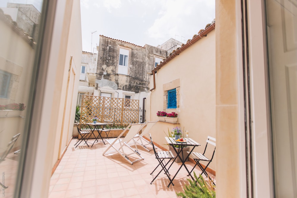 Lemoni Suite 4/56