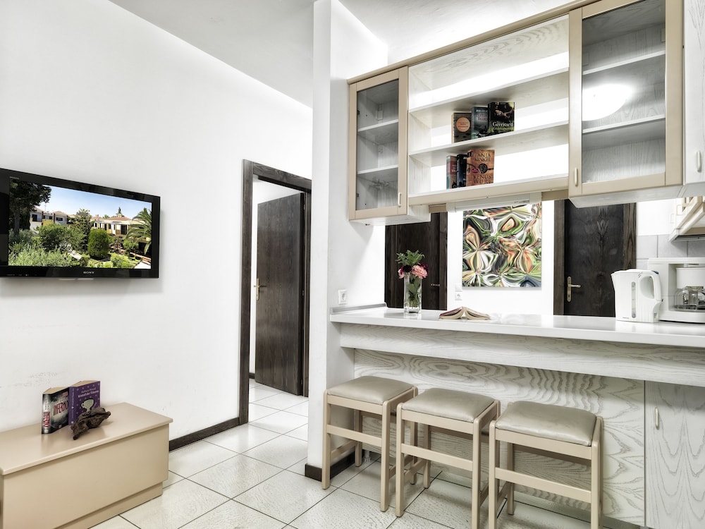 Elia Apartments 30/50