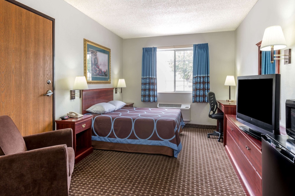 Super 8 by Wyndham Gardner 36/47