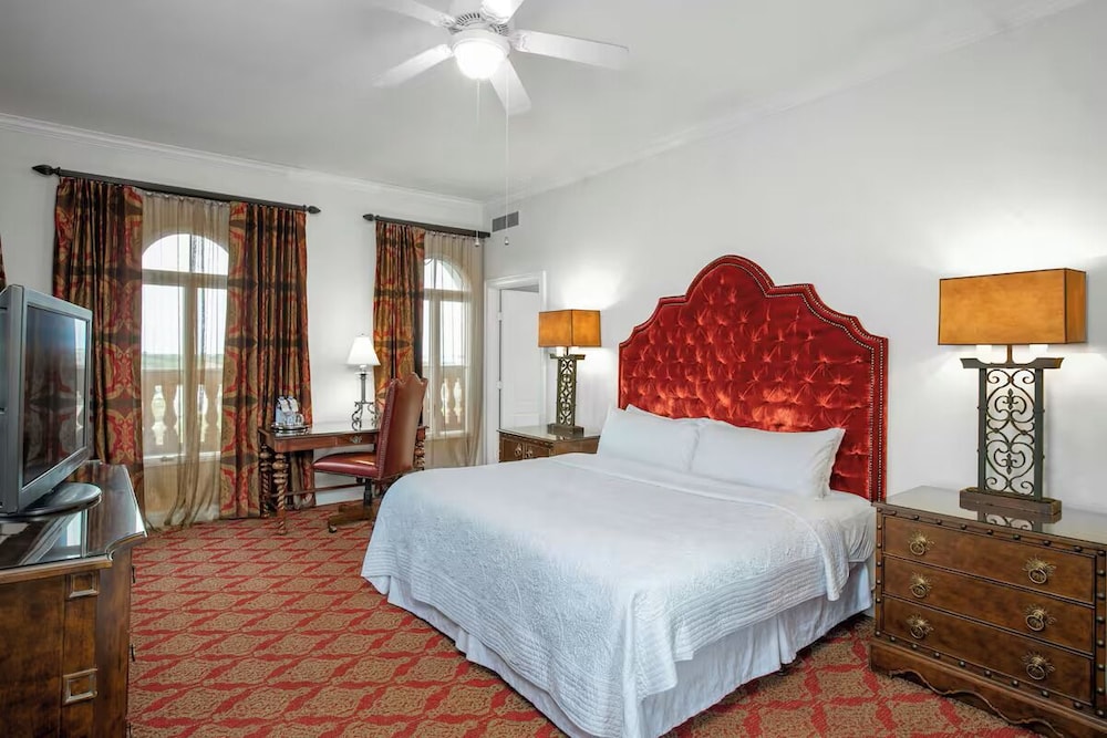 ROOM, KING BED
