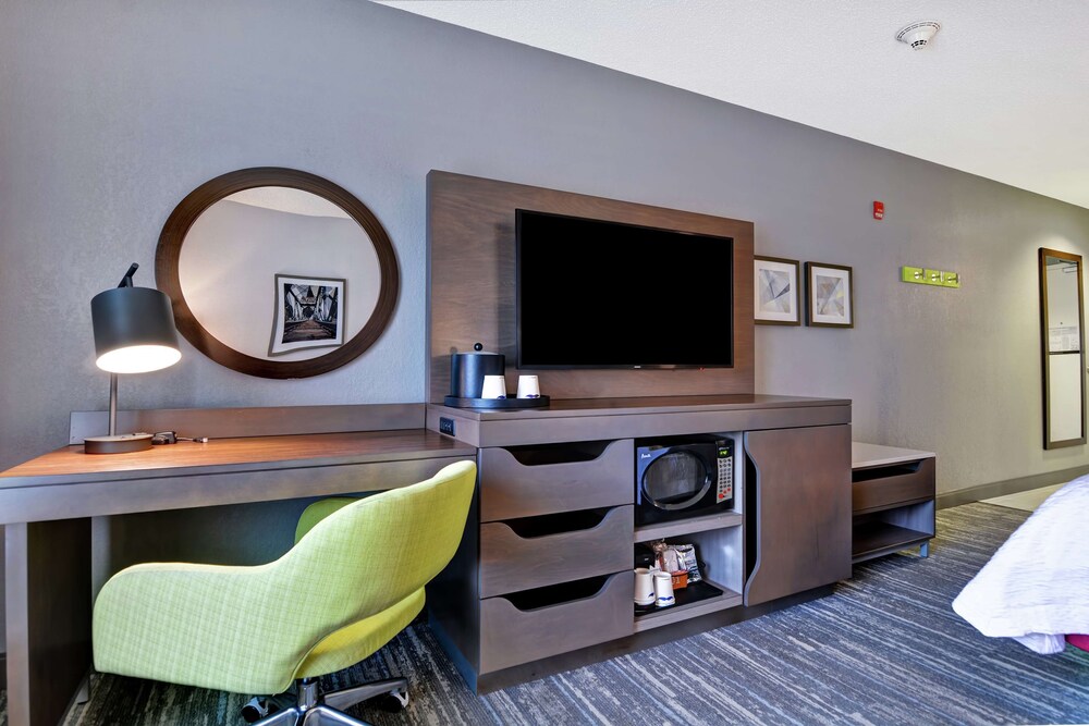 Hampton Inn Suites Newark Harrison Riverwalk 40/60