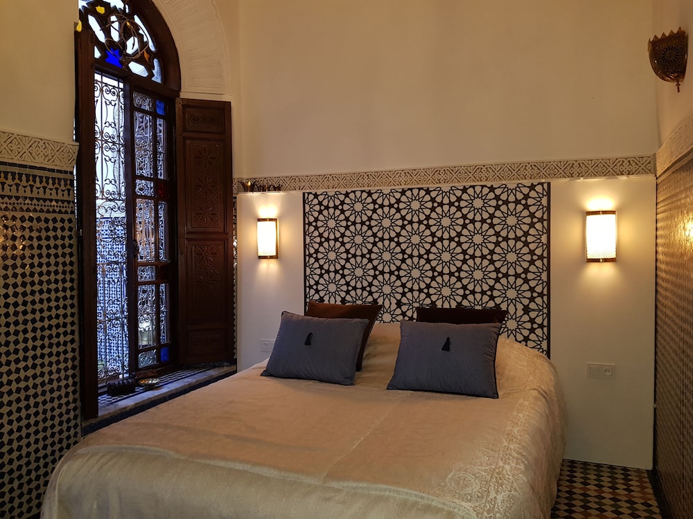 SUPERIOR, DOUBLE OR TWIN BED