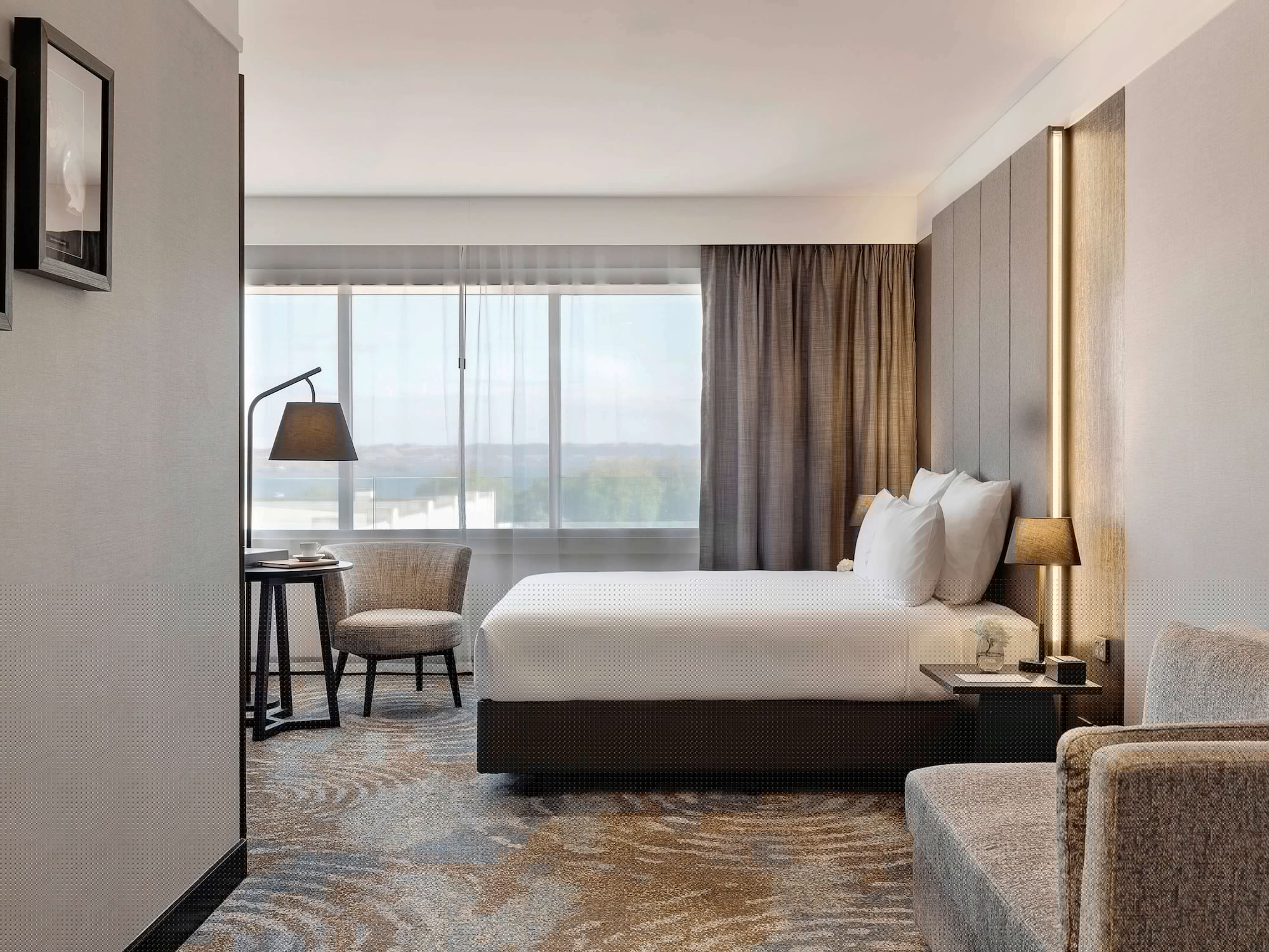 DELUXE, KING BED, LAKE VIEW