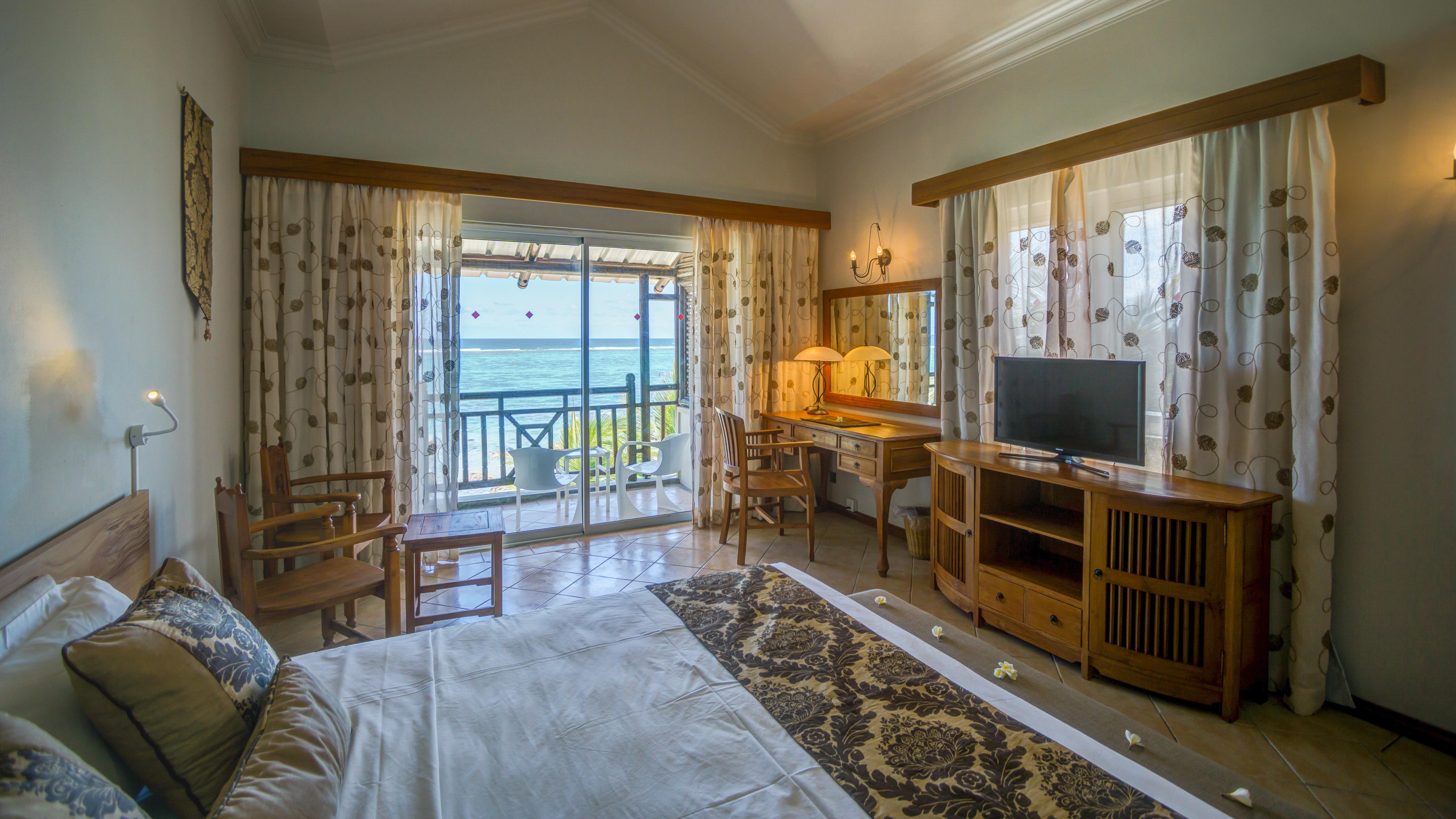 Room at Le Peninsula Bay Beach Resort & Spa, Beau Vallon VCA