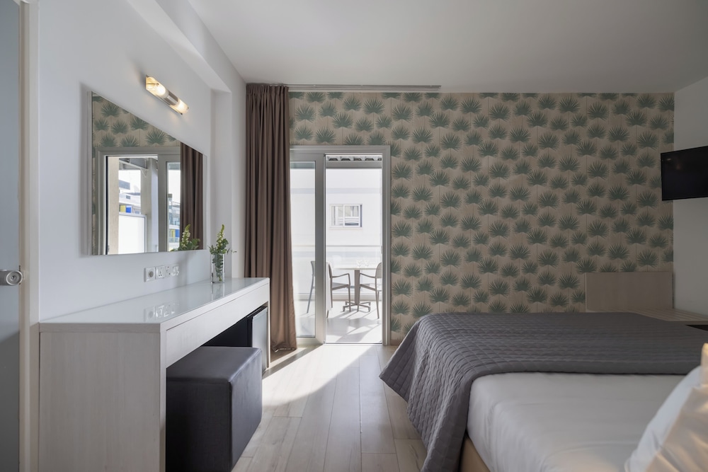 Room, 1 Double and 1 Single Bed, Inland View, Harmony Bay 6/10