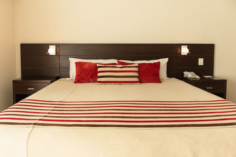 CLASSIC, SUITE, KING BED, ACCESSIBLE