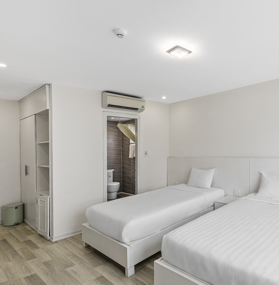 DELUXE, TWIN BEDS, CITY VIEW