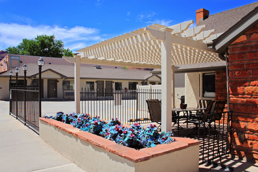 Bowen Motel 68/74