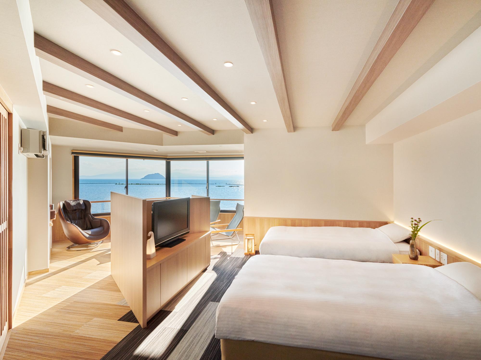 Western, Standard, Twin Beds, Lake View, Outdoor View