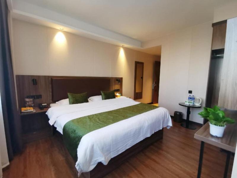 GREENTREE INN LIUAN HUOSHAN COUNTY YINGJIA AVENUE HOTEL 30/50