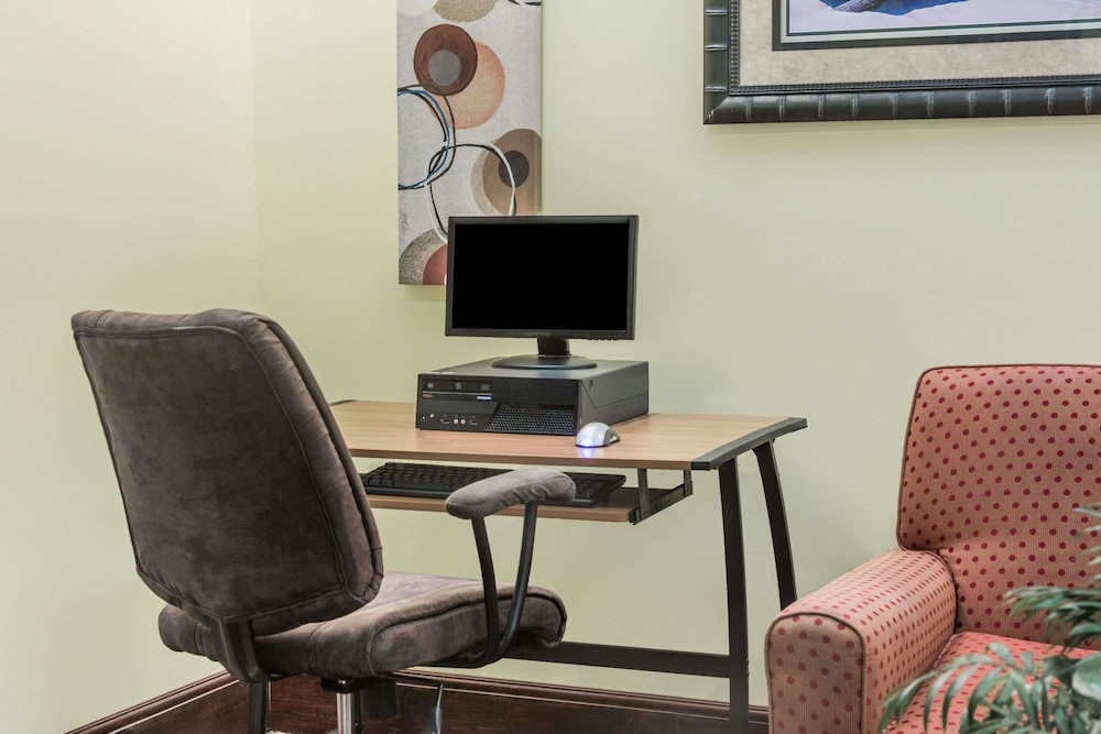 Days Inn by Wyndham Fort Myers 26/31