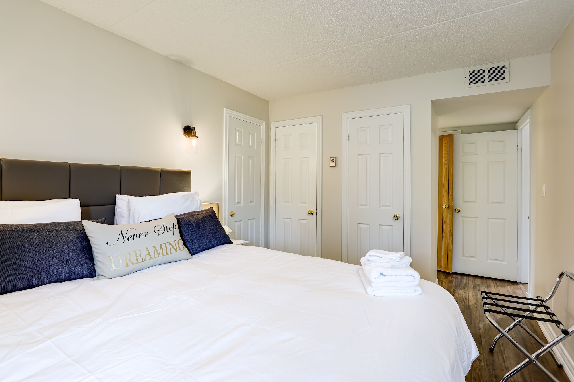 Green, 3 Queen Beds, Sofa، The Lodges At Blue Mountain Wintergreen Condos 2/10