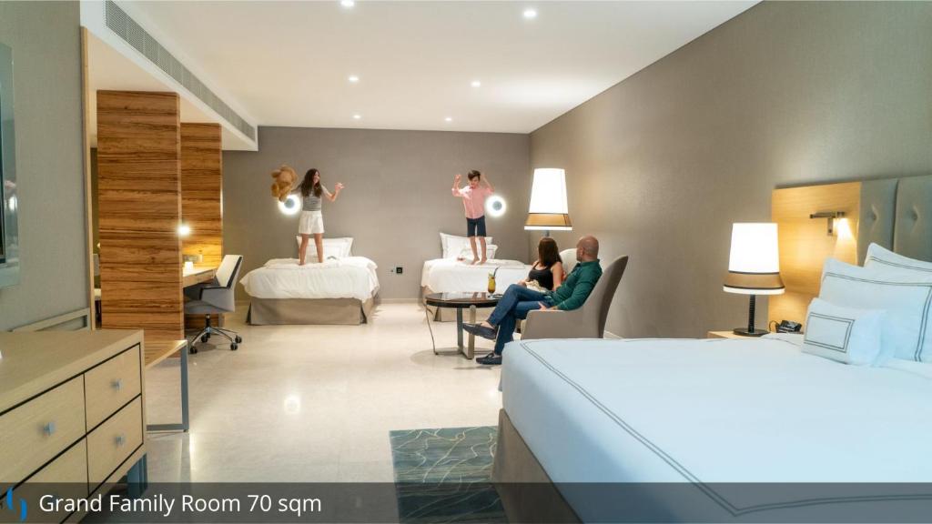 Grand Family Room Complimentary Jumeirah Beach and Mall of The Emirates Transf، Grand Cosmopolitan Hotel 2/3