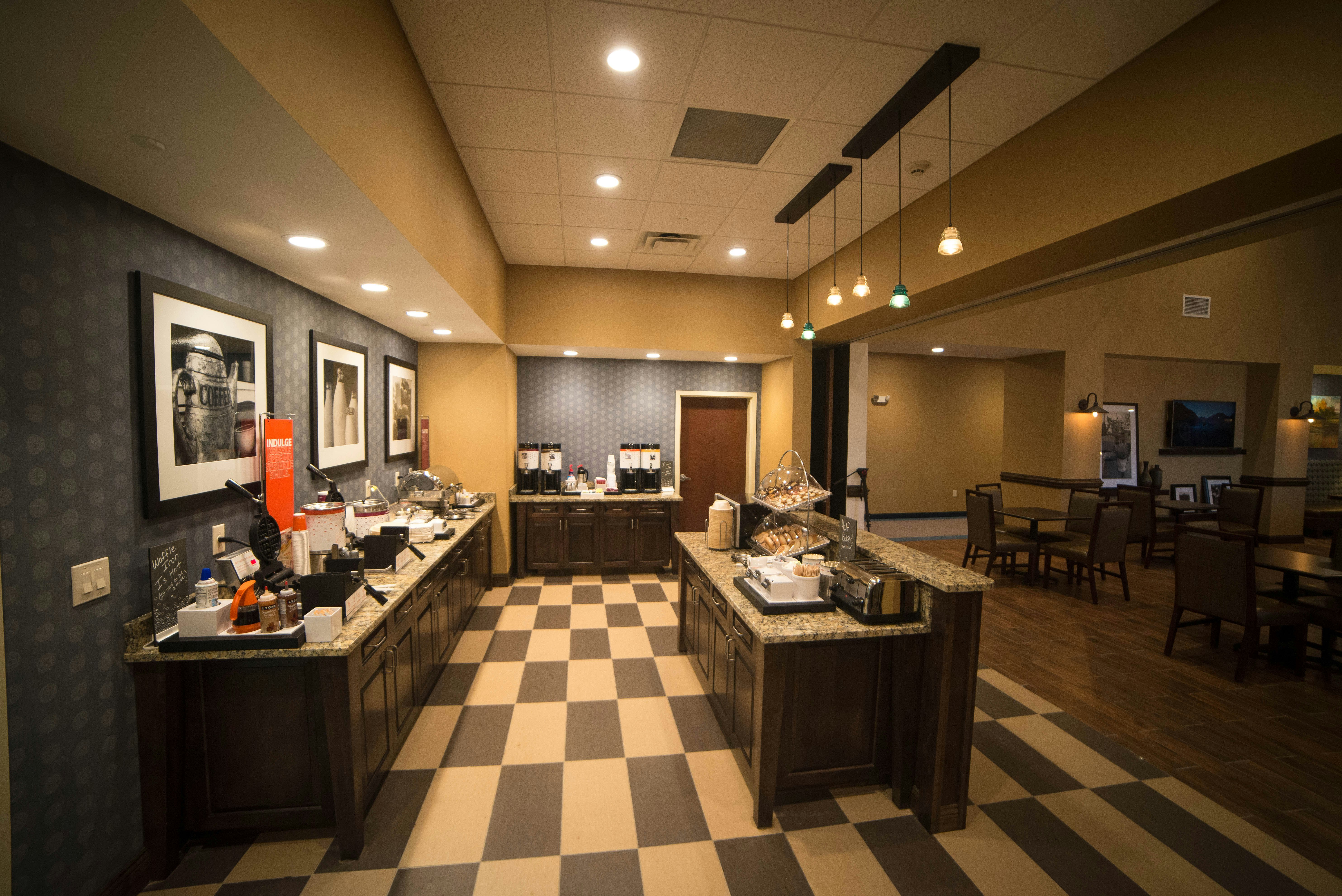 Hampton Inn & Suites Hartsville 57/76