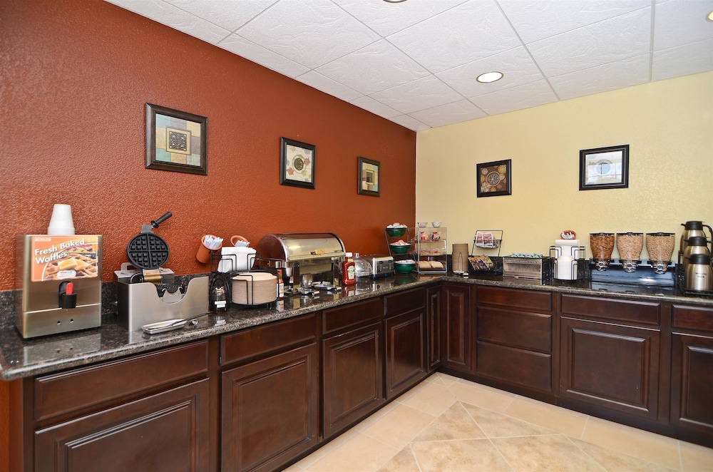 Best Western California City Inn & Suites 23/26