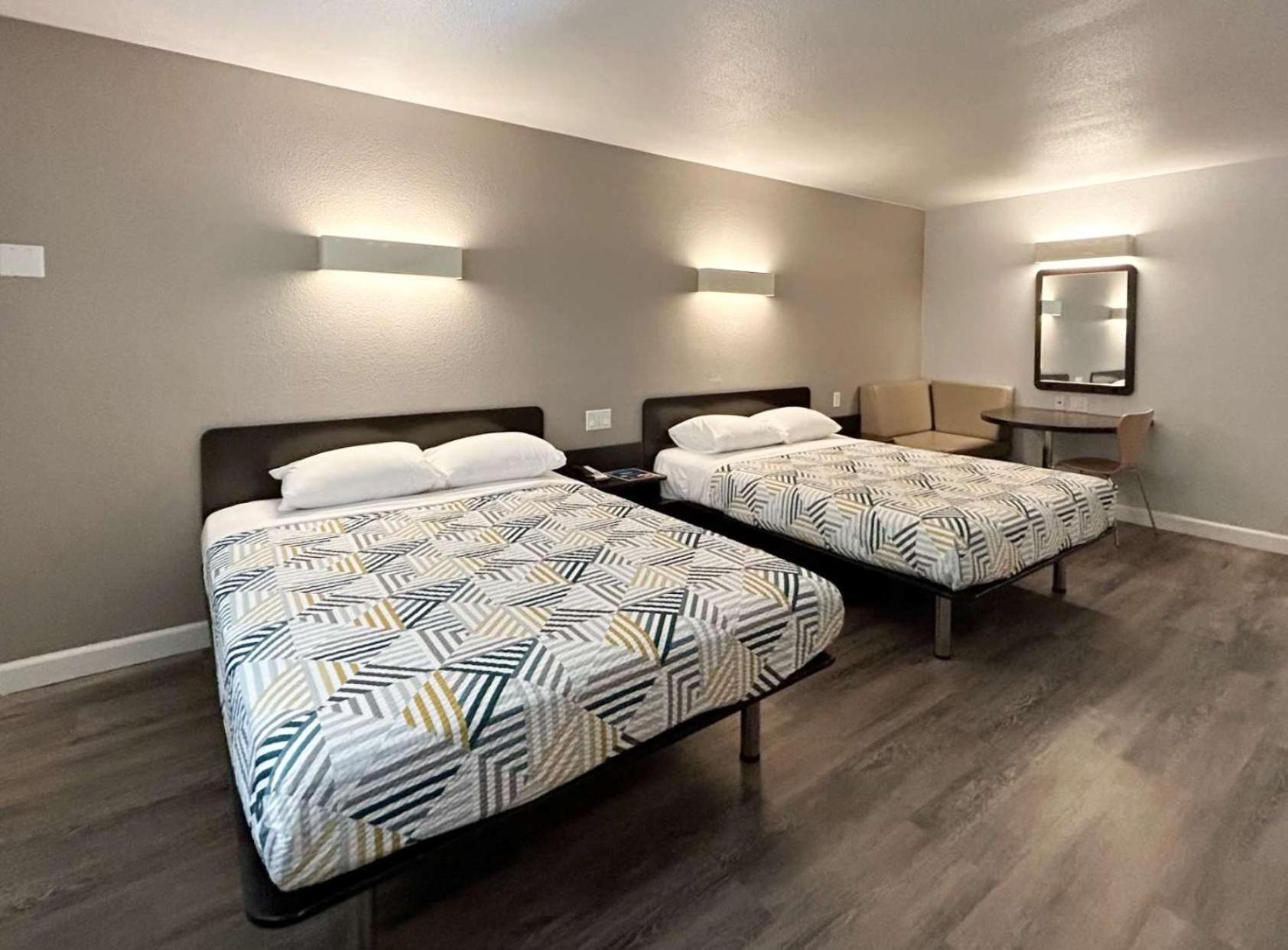 غرفة بسريرين كوين لذوي الإعاقة، Motel6 Anaheim, CA 3/3