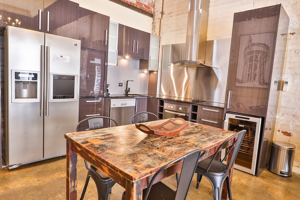 INDULGE APARTMENTS - EIGHTH STREET 12/16