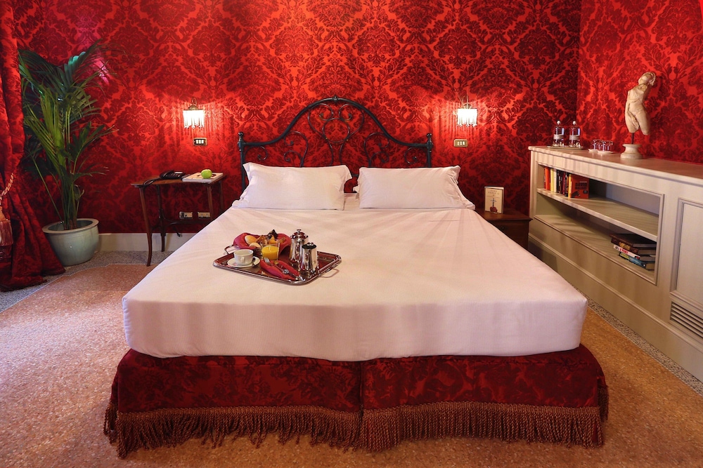 Hotel Locarno 48/73