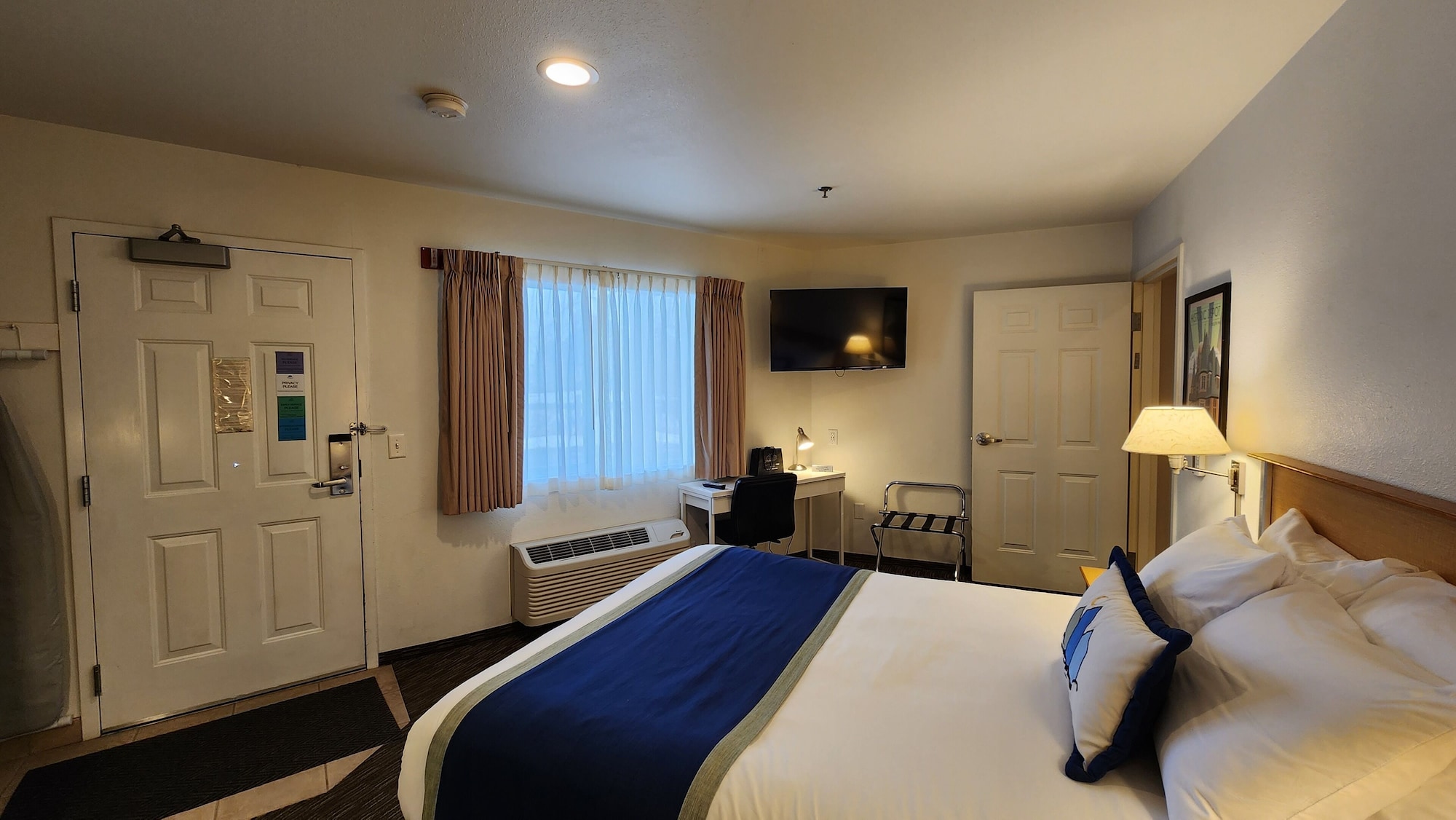 Classic, King Bed, No Water View, Accessible