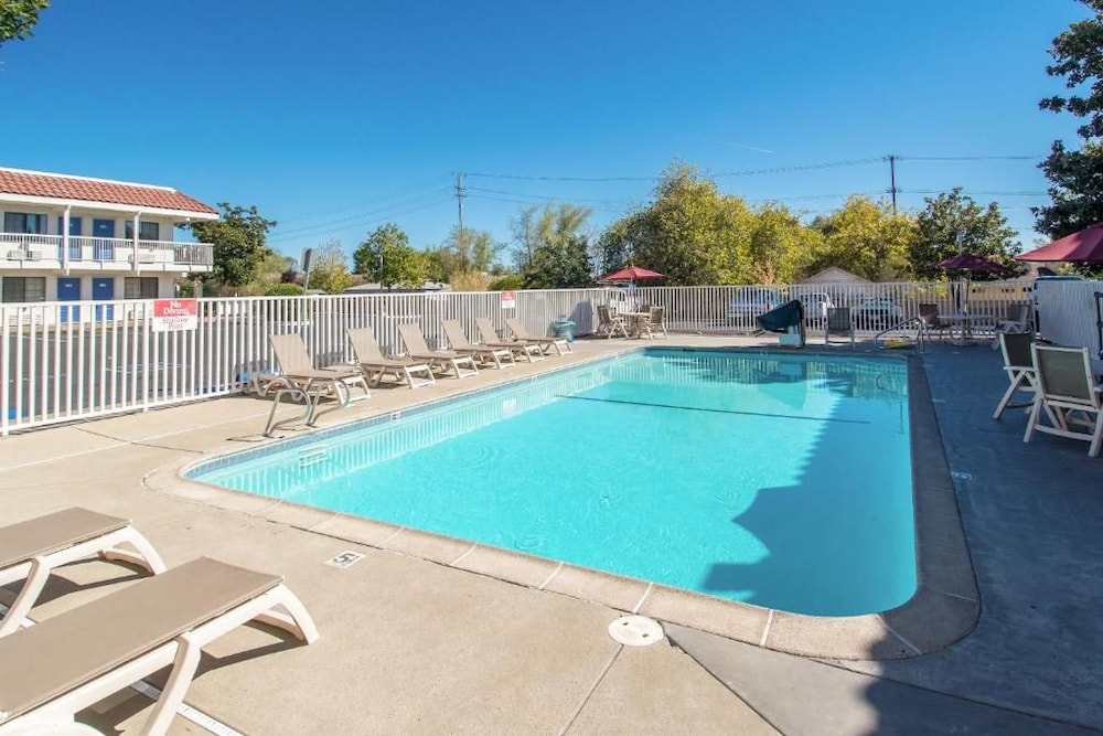 Motel6 Redding, CA - South 21/36
