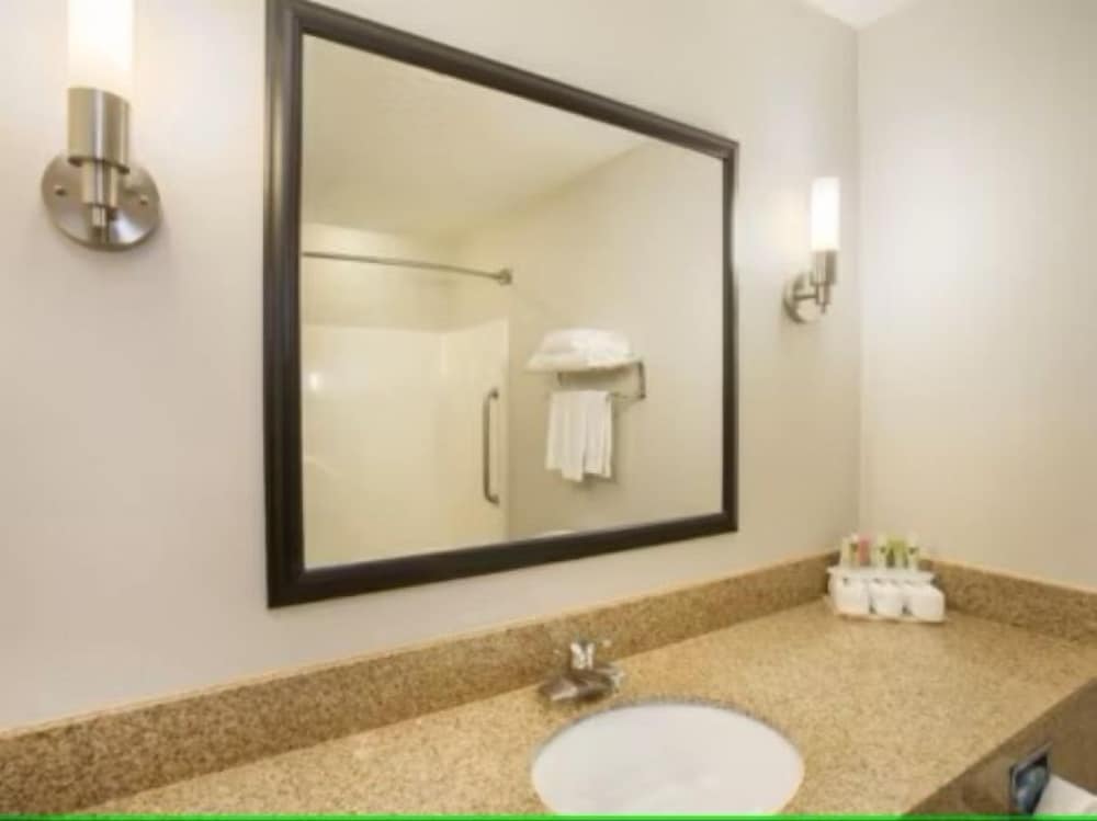 غرفة قياسية بسرير كينج، Holiday Inn Express Kalamazoo 4/5