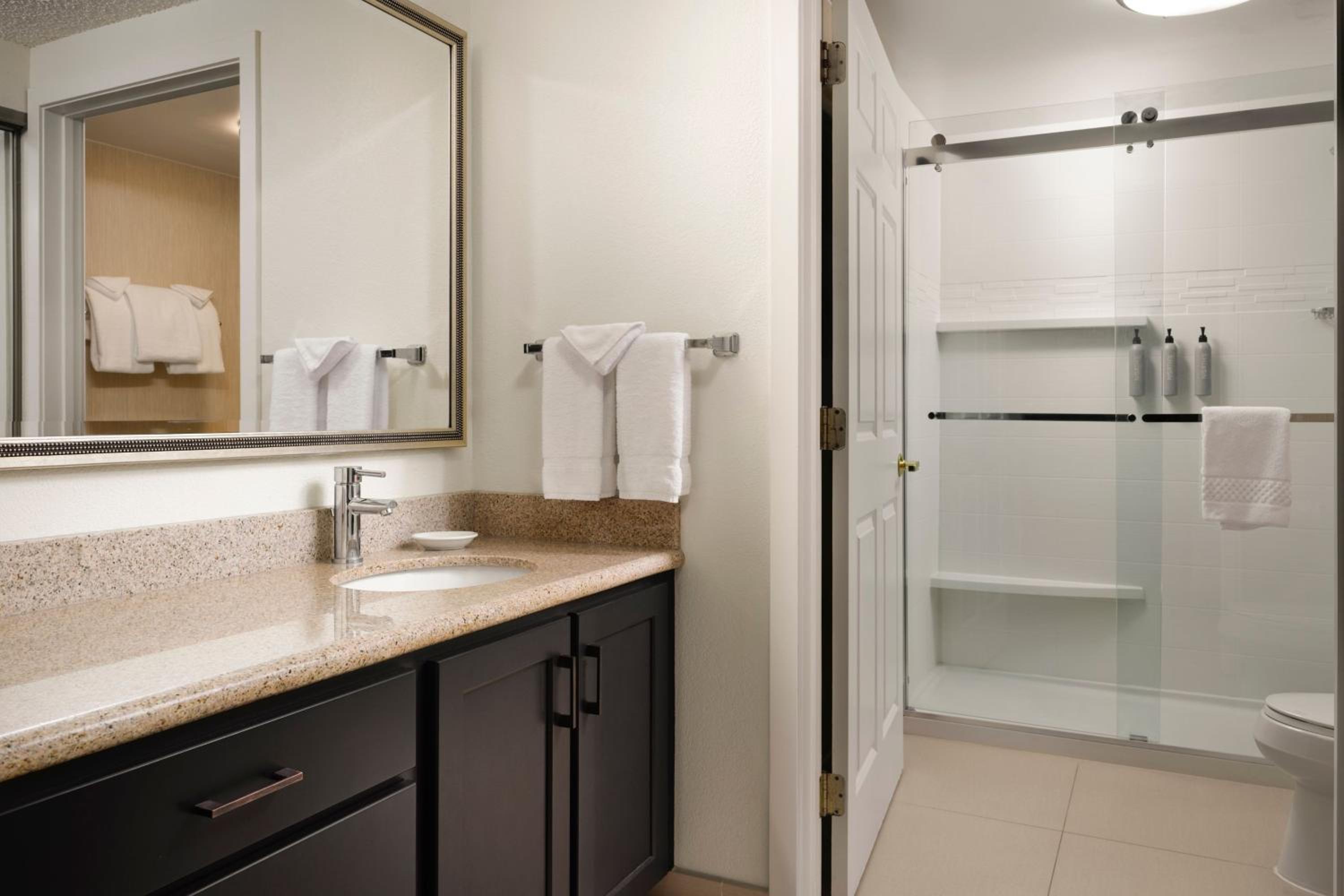 جناح بسريرين كوين بغرفتي نوم مع أريكة، Residence Inn by Marriott Philadelphia Conshohocken 3/6