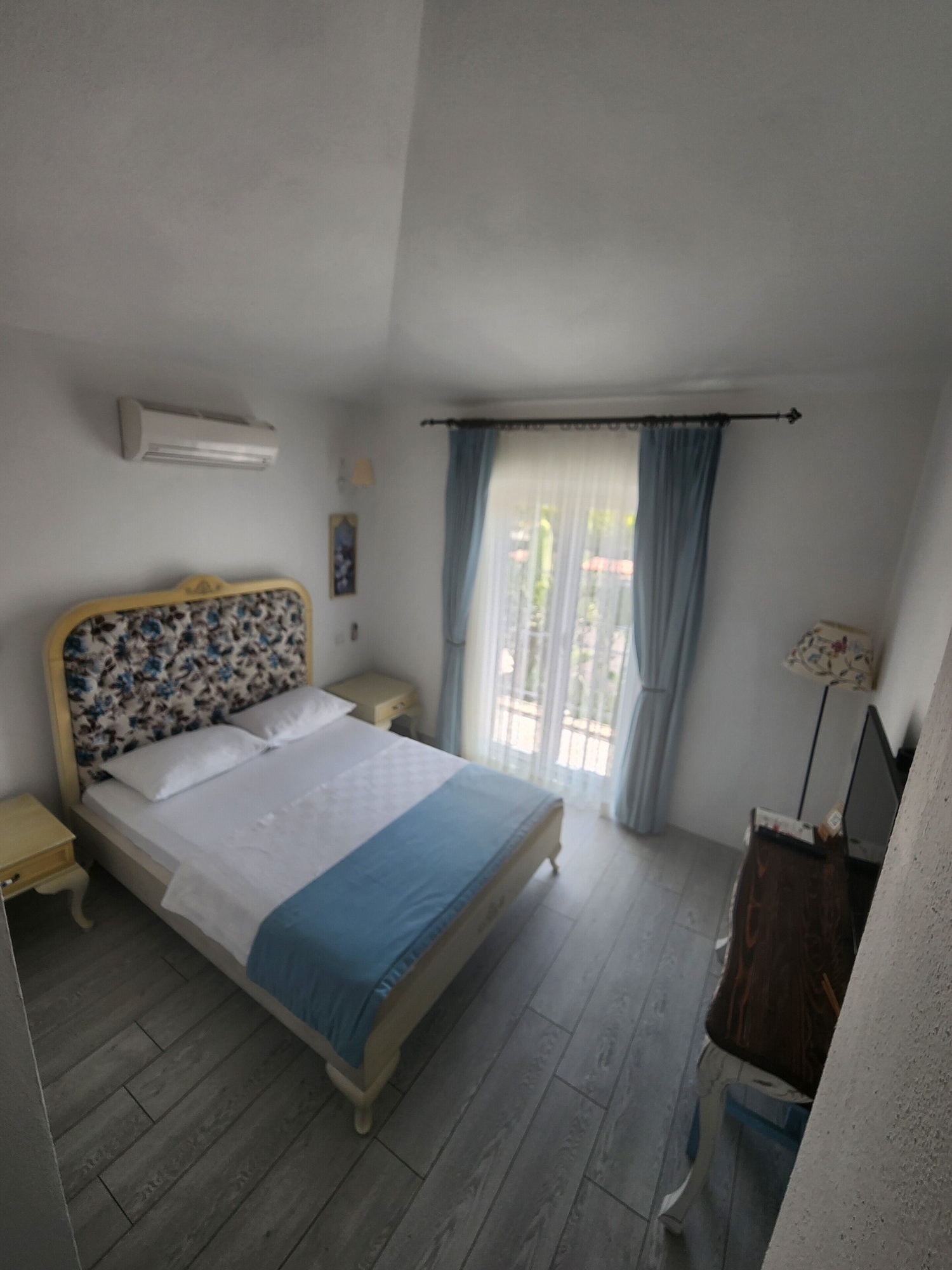 BALCONY, DELUXE
