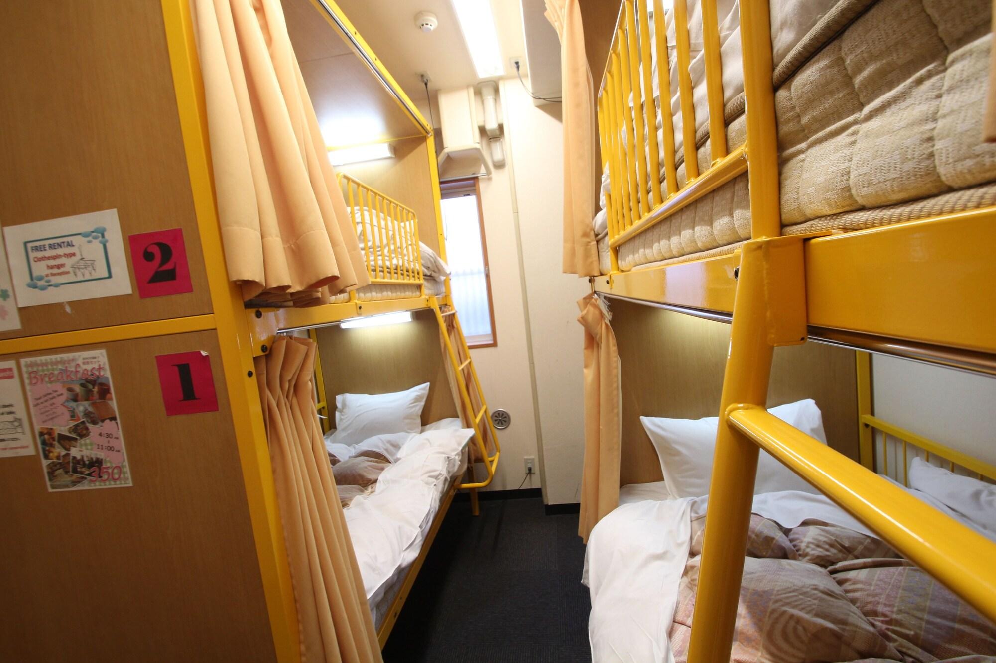 غرفة بأربعة أسرّة بحمام مشترك