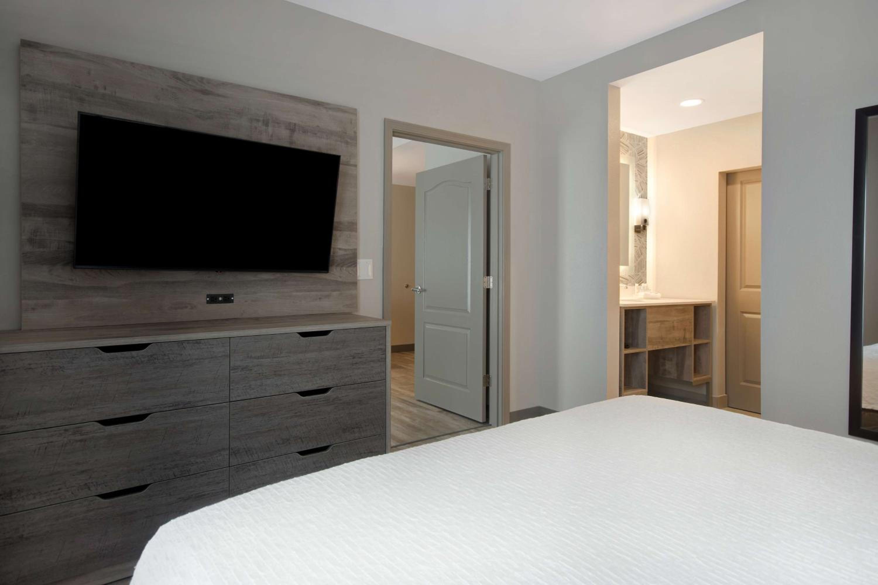 1 Bedroom, Suite, King Bed, Sofa