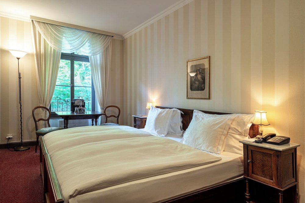 Superior, King Bed, Forest View