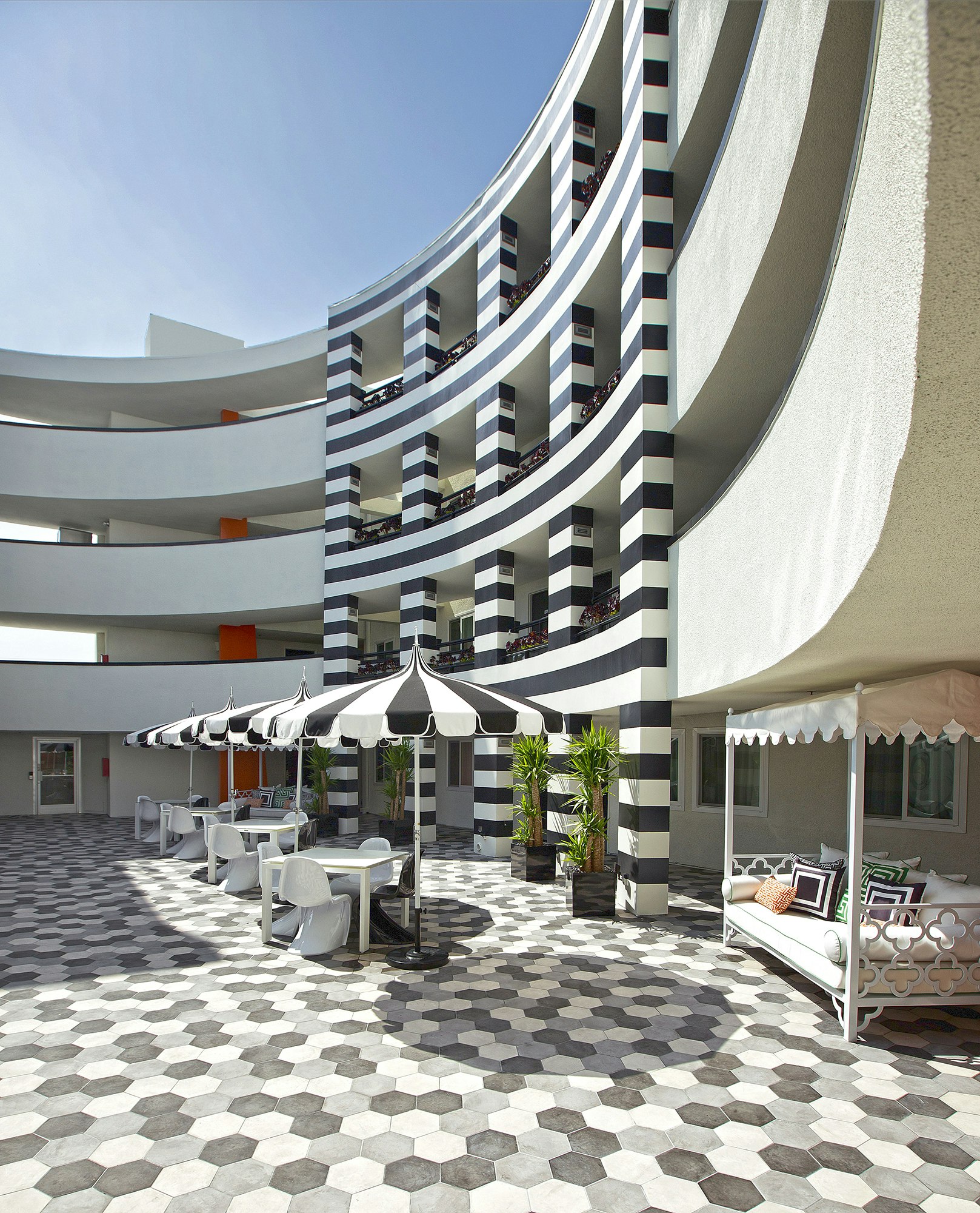 Carlyle Inn 63/69